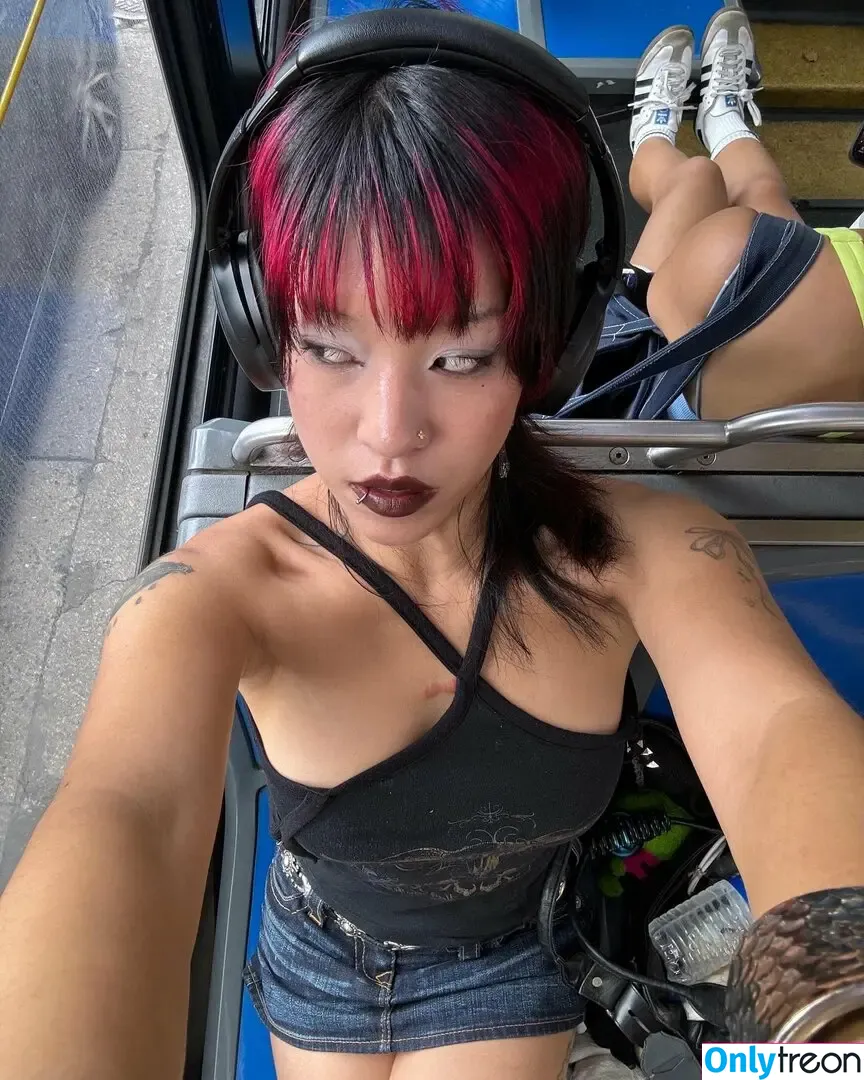 14strk nude photo #0008 (Elle Hioe / itselleokay)