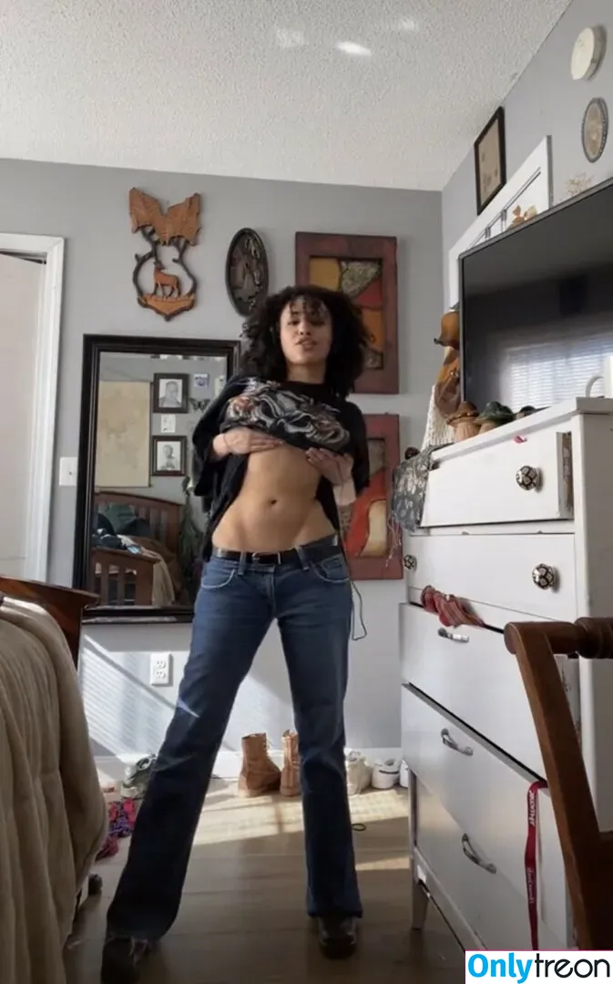 Aaliyeezy nude photo #0043 (theallierae)