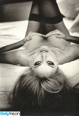 Adriana Karembeu / adrianakarembeusklenarikova nude photo #0022