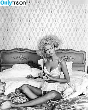 Adriana Karembeu / adrianakarembeusklenarikova nude photo #0036