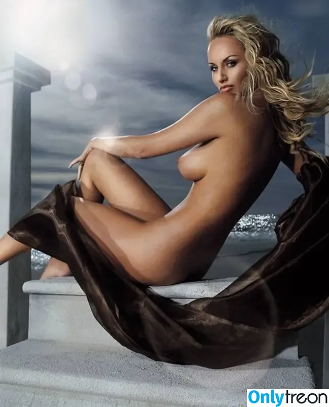 Adriana Karembeu nude photo #0006 (adrianakarembeusklenarikova)