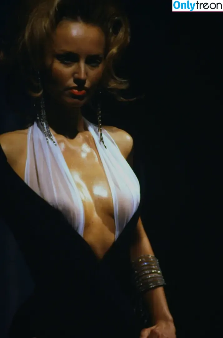 Adriana Karembeu nude photo #0049 (adrianakarembeusklenarikova)