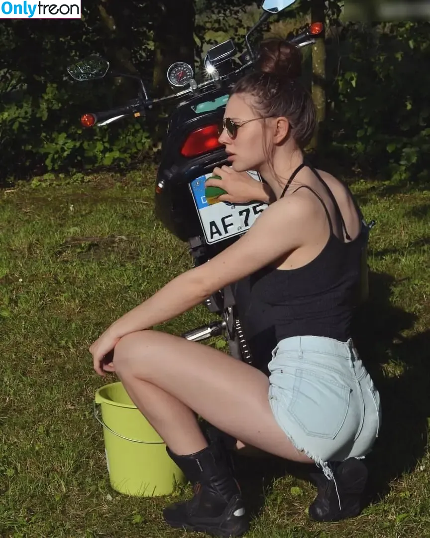 Affe auf Bike nude photo #0083 (affe_auf_bike)