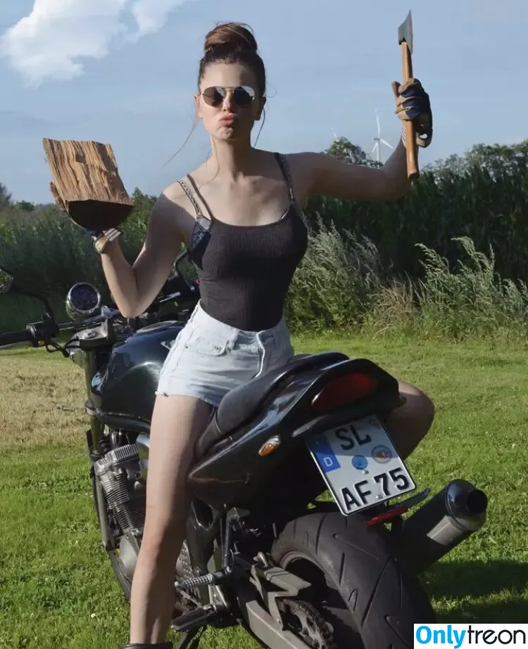 Affe auf Bike nude photo #0177 (affe_auf_bike)