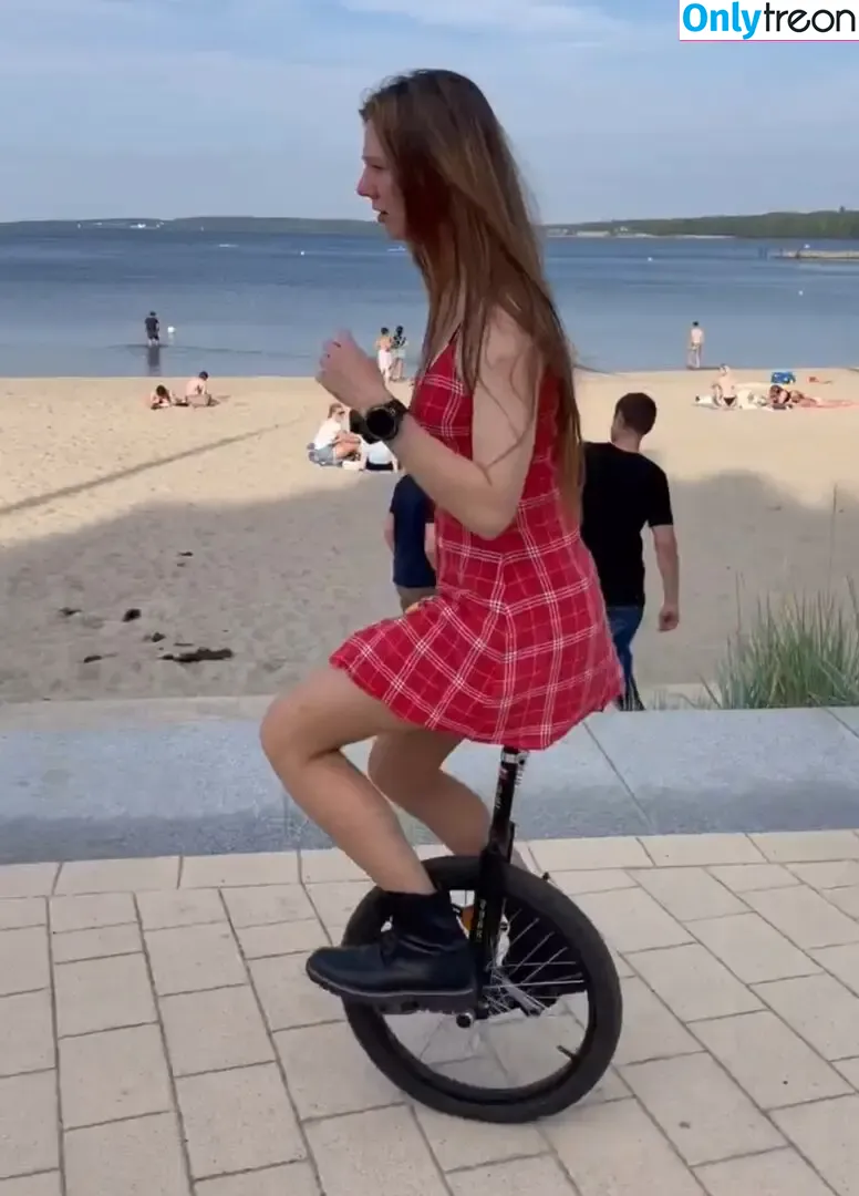 Affe auf Bike nude photo #0297 (affe_auf_bike)
