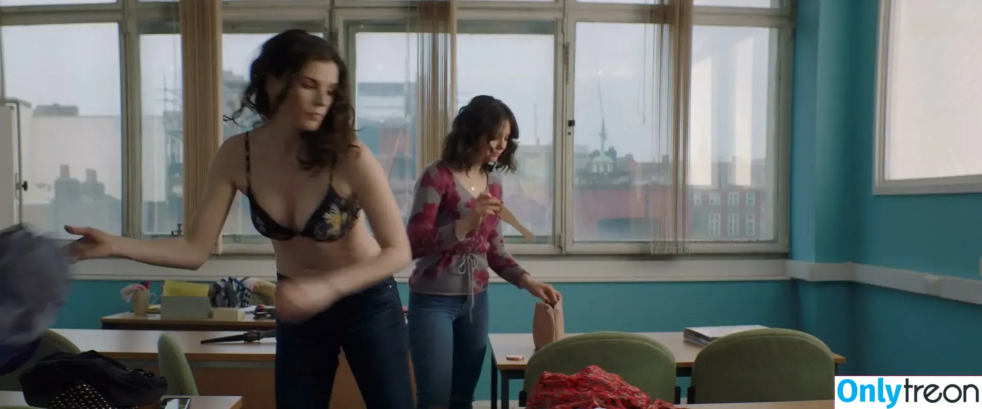 Aisling Bea nude photo #0146 (baby_aisling / weemissbea)