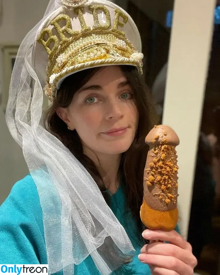 Aisling Bea nude photo #0154 (baby_aisling / weemissbea)