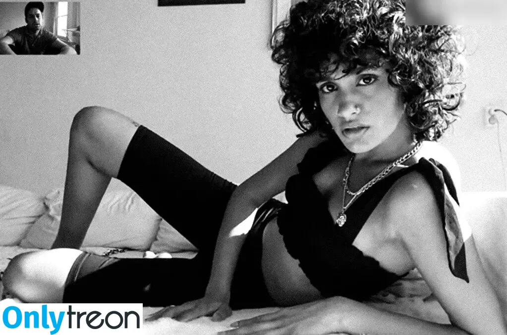 Aiysha Siddiqui nude photo #0005 (Aiysha Siddiqui)