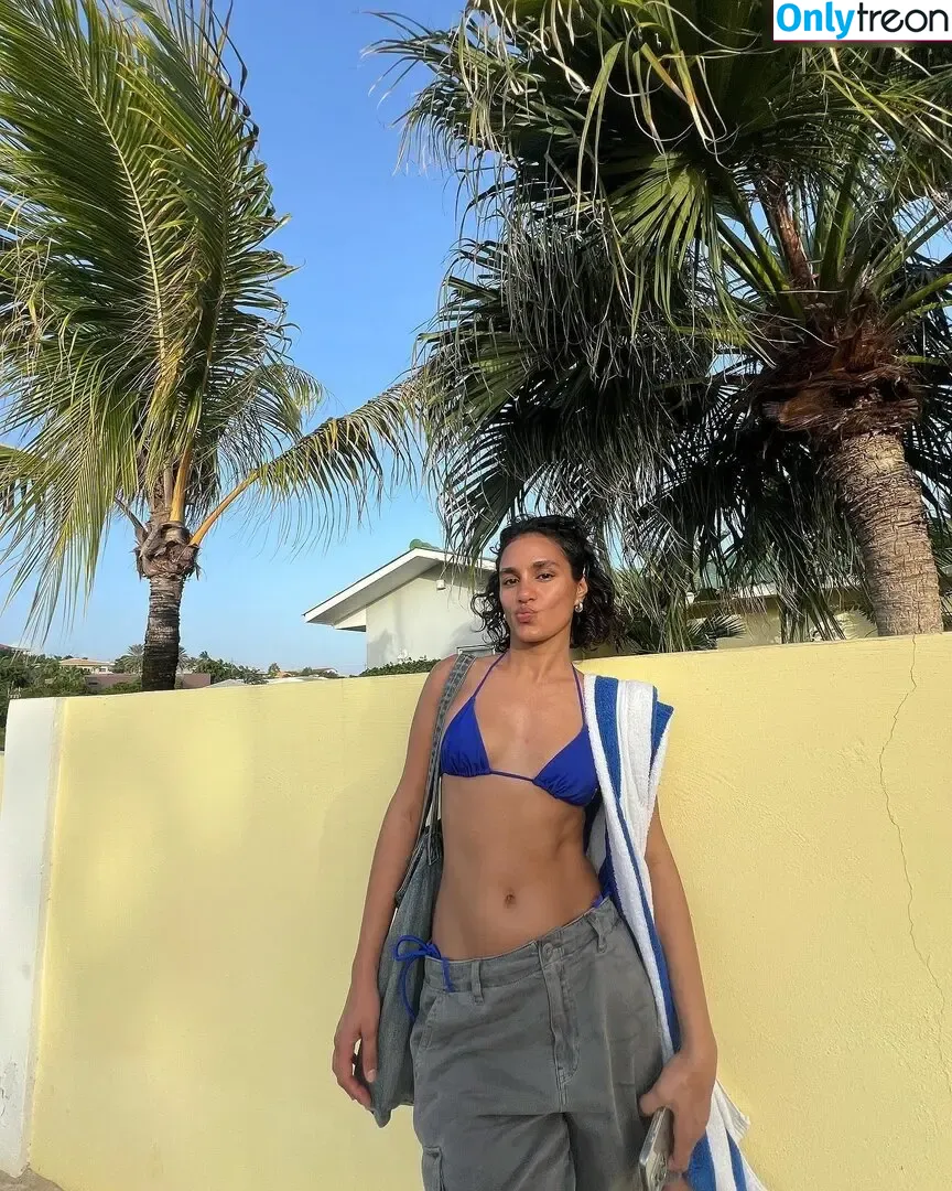Aiysha Siddiqui nude photo #0019 (Aiysha Siddiqui)