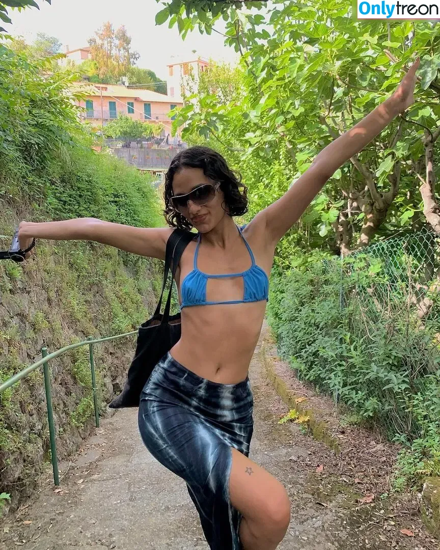 Aiysha Siddiqui nude photo #0021 (Aiysha Siddiqui)