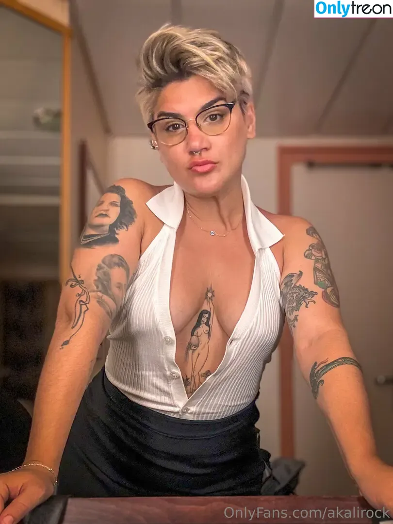 akalirock nude photo #0020 (akali_oficall)