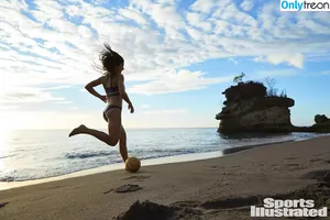 Alex Morgan / alexmorgan13 / alexmorgan_x nude photo #0041
