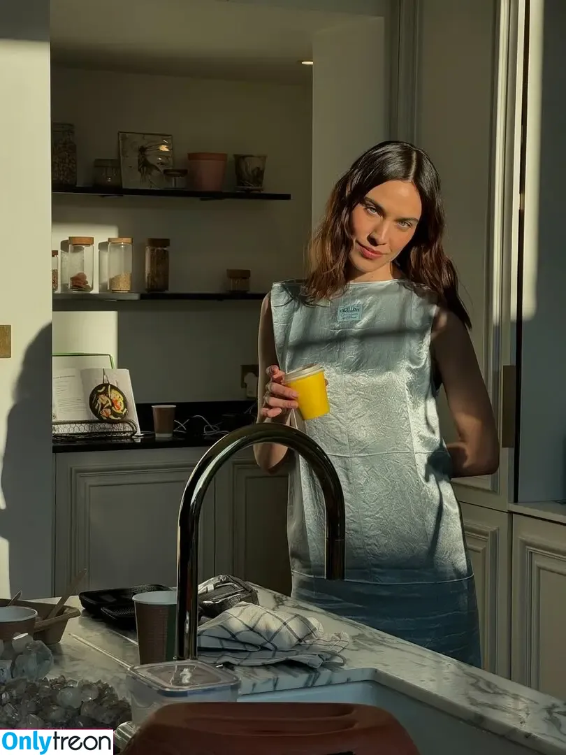 Alexa Chung nude photo #0057 (alexachung)