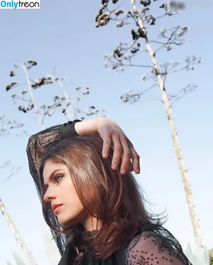 Alexandra Daddario / alexandradaddario nude photo #2978