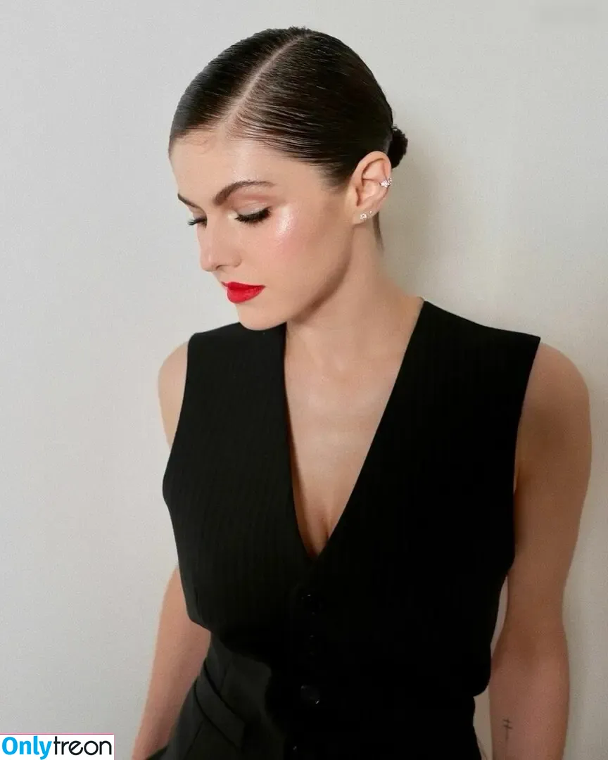 Alexandra Daddario nude photo #2685 (alexandradaddario)