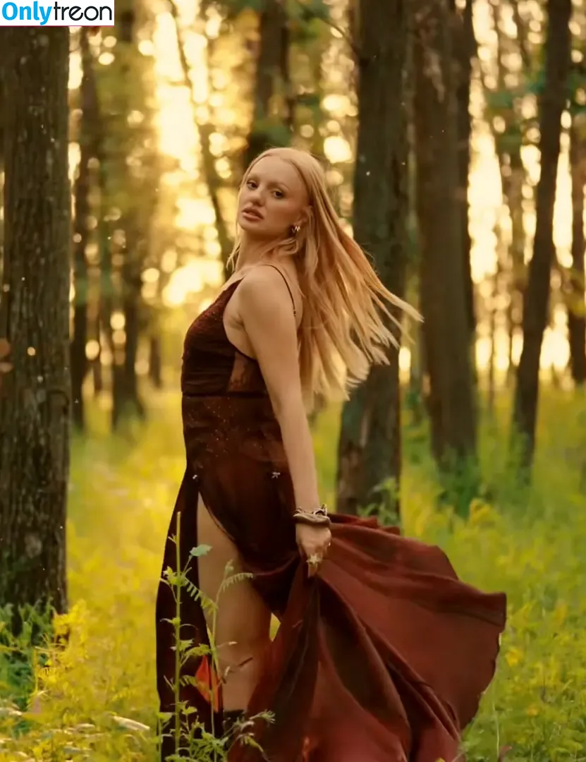 Alexandra Stan nude photo #2212 (alexandrastan)
