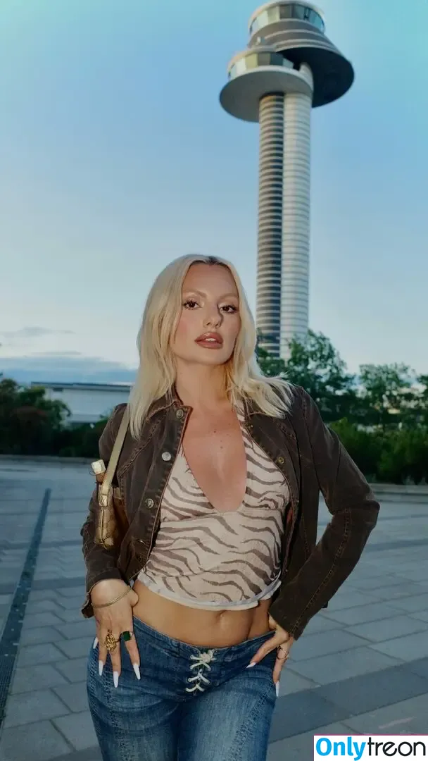 Alexandra Stan nude photo #2443 (alexandrastan)