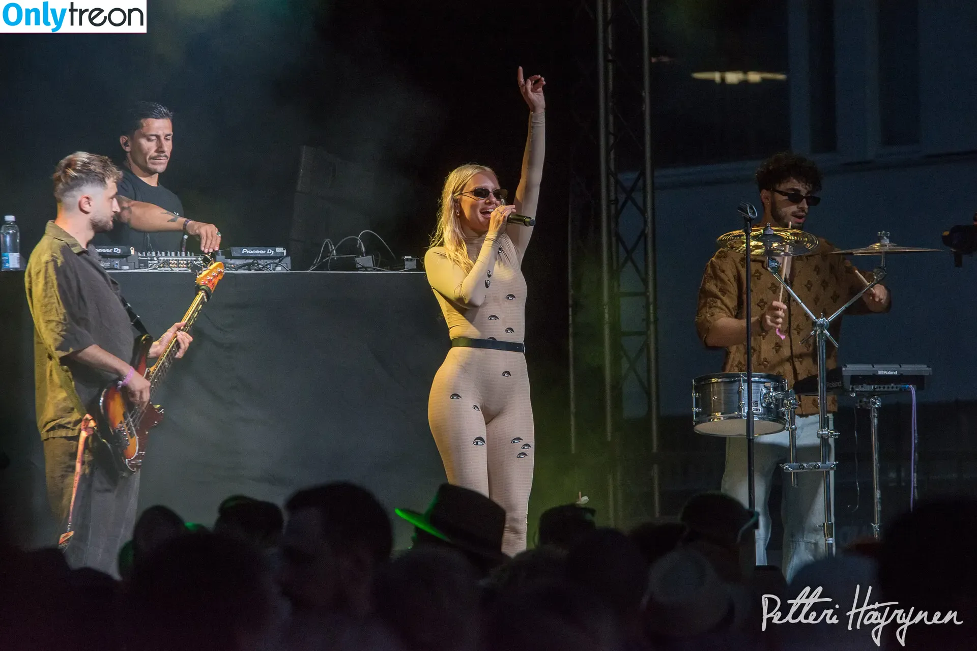 Alexandra Stan nude photo #2706 (alexandrastan)