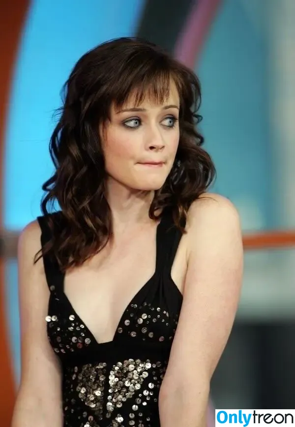 Alexis Bledel nude photo #0115 (alexisbledelofficial)