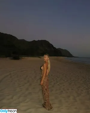 Alexis Ren / alexisren / alexisreng / alexxissren nude photo #0666