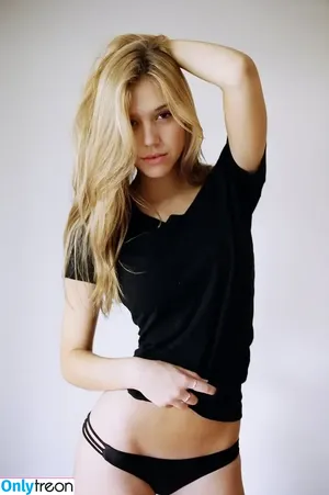 Alexis Ren / alexisren / alexisreng / alexxissren nude photo #0932