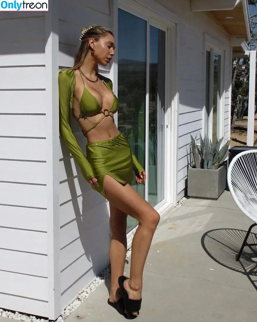Alexis Ren nude photo #0135 (alexisren / alexisreng / alexxissren)