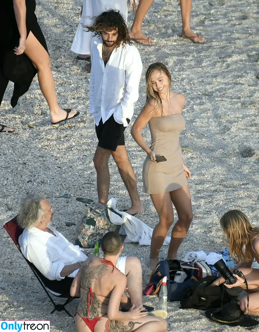 Alexis Ren nude photo #0263 (alexisren / alexisreng / alexxissren)