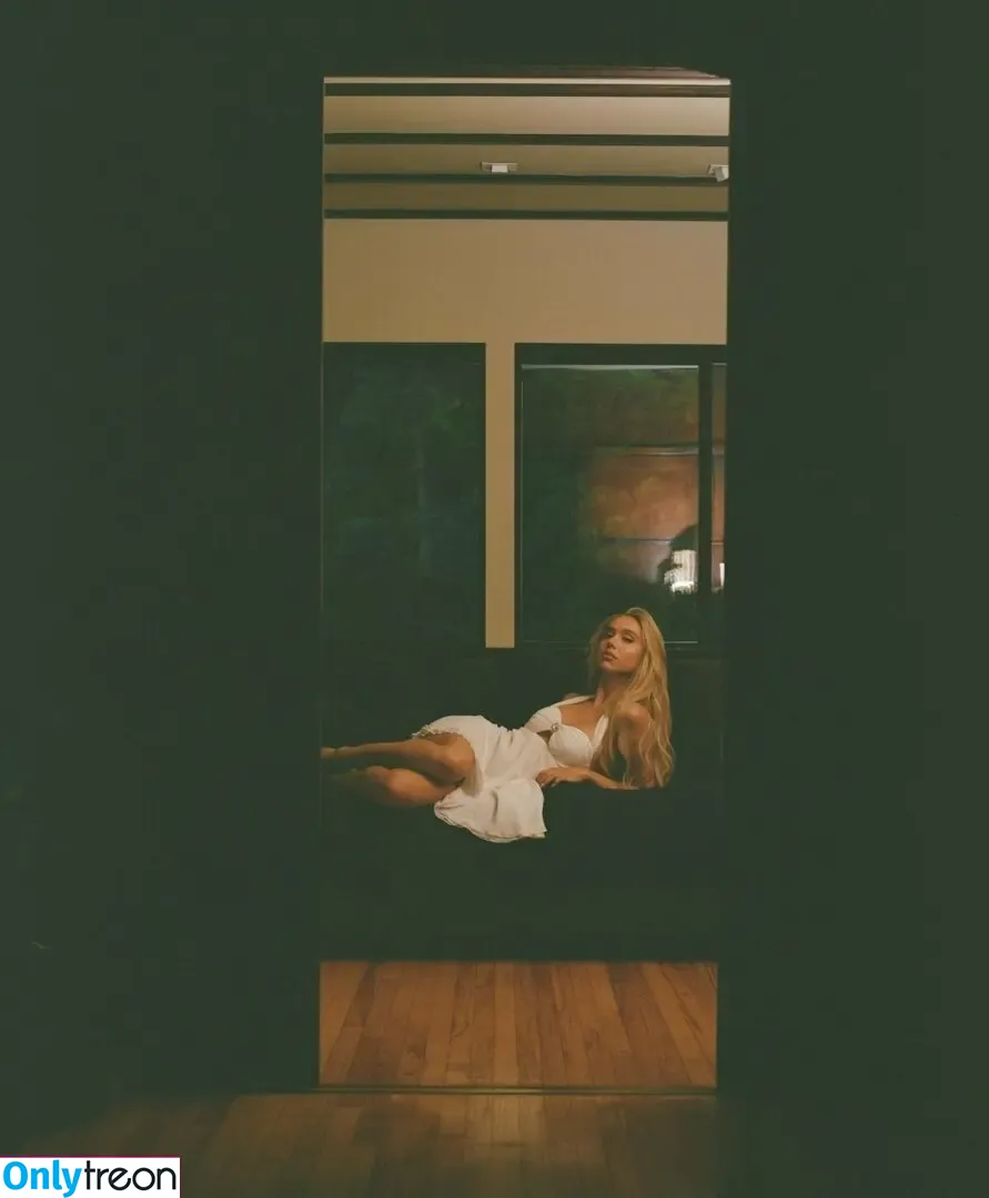 Alexis Ren nude photo #0399 (alexisren / alexisreng / alexxissren)