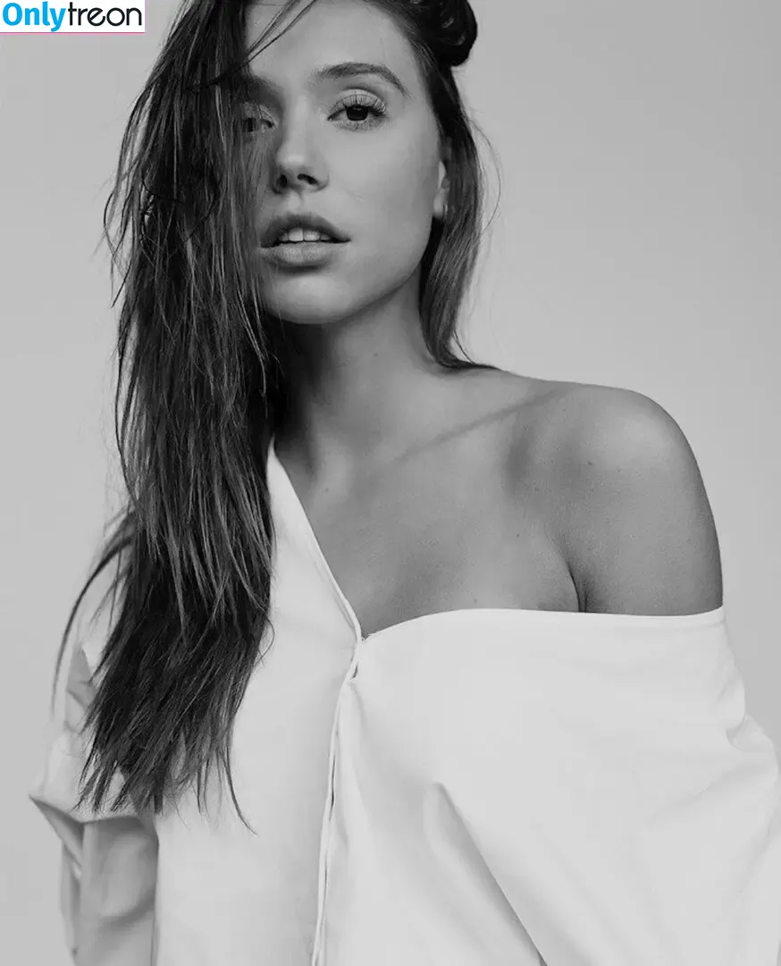 Alexis Ren nude photo #0419 (alexisren / alexisreng / alexxissren)