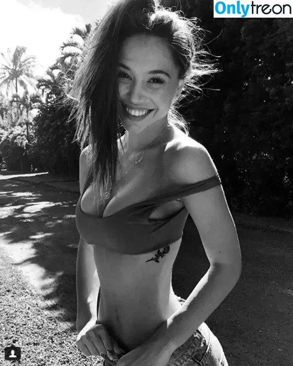 Alexis Ren nude photo #0435 (alexisren / alexisreng / alexxissren)