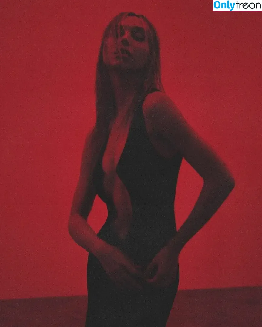 Alexis Ren nude photo #0589 (alexisren / alexisreng / alexxissren)