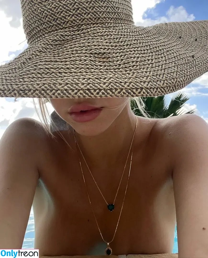 Alexis Ren nude photo #0631 (alexisren / alexisreng / alexxissren)