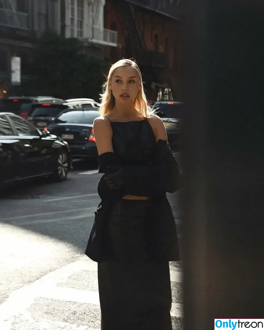 Alexis Ren nude photo #0675 (alexisren / alexisreng / alexxissren)
