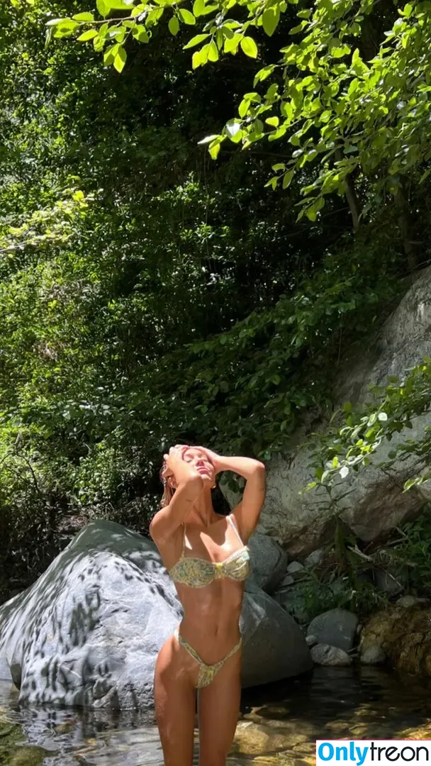 Alexis Ren nude photo #0679 (alexisren / alexisreng / alexxissren)
