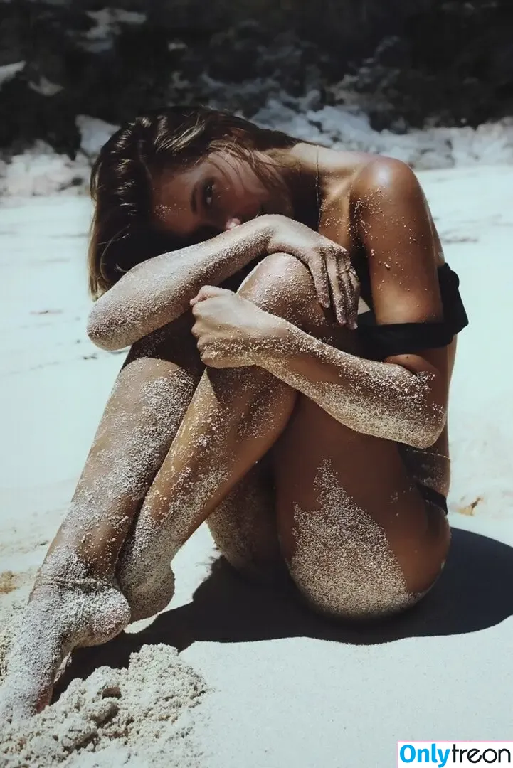 Alexis Ren nude photo #0757 (alexisren / alexisreng / alexxissren)