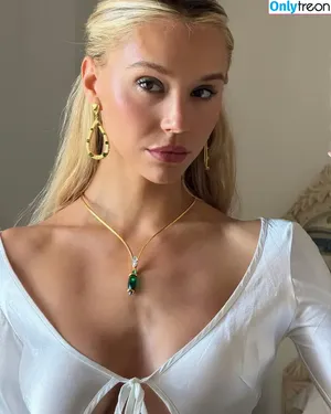 Alexis Ren / alexisren / alexisreng / alexxissren nude photo #1240