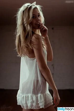 Alexis Ren / alexisren / alexisreng / alexxissren nude photo #1331