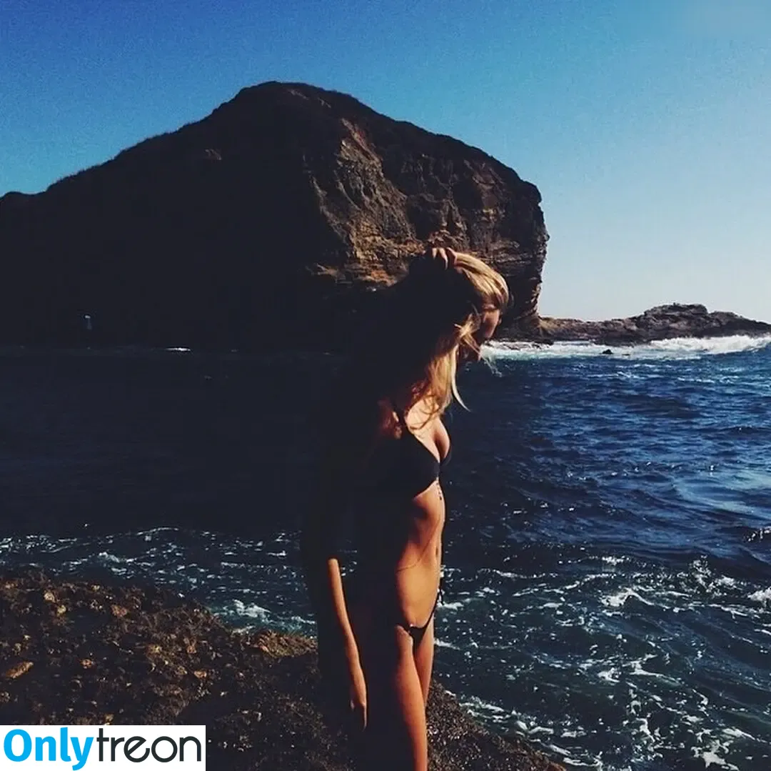 Alexis Ren nude photo #1000 (alexisren / alexisreng / alexxissren)