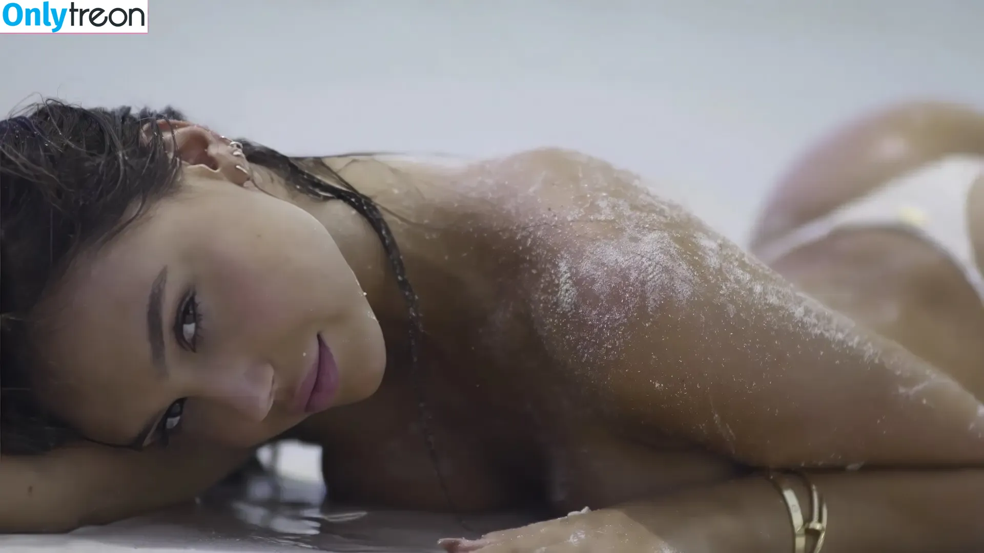 Alexis Ren nude photo #1111 (alexisren / alexisreng / alexxissren)