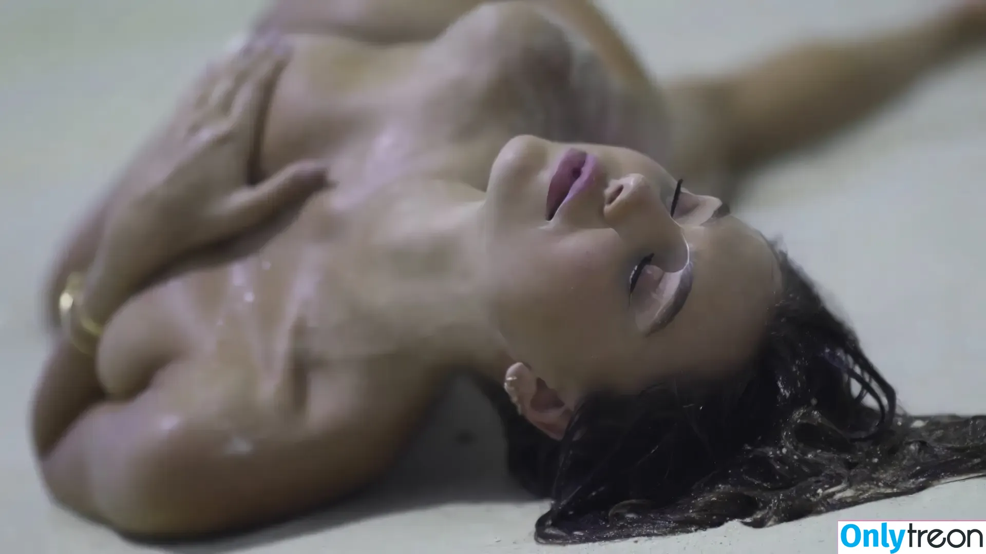 Alexis Ren nude photo #1112 (alexisren / alexisreng / alexxissren)
