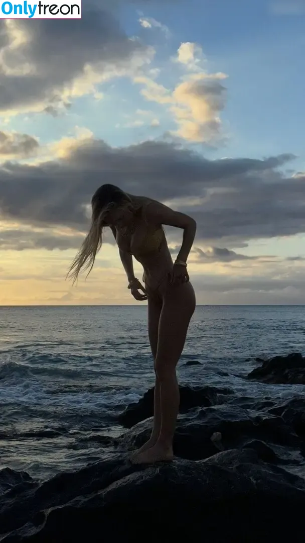 Alexis Ren nude photo #1274 (alexisren / alexisreng / alexxissren)
