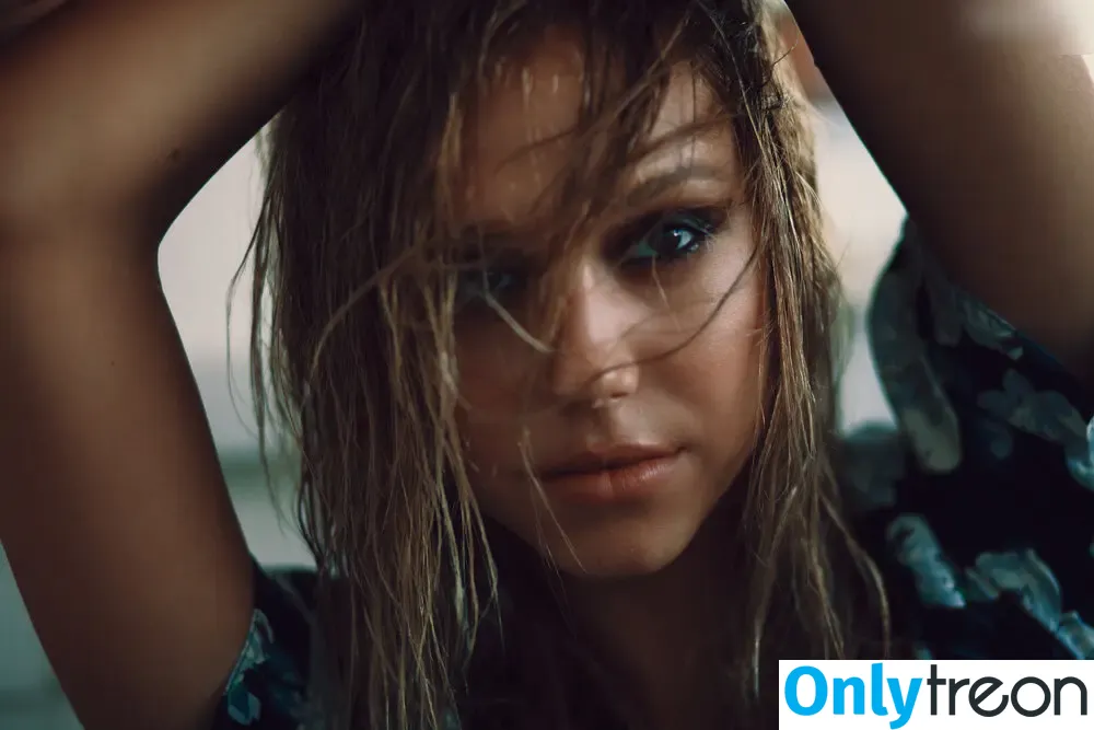 Alexis Ren nude photo #1527 (alexisren / alexisreng / alexxissren)
