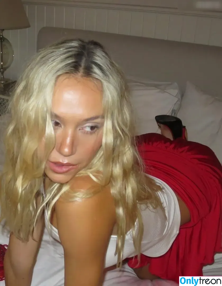 Alexis Ren nude photo #2047 (alexisren / alexisreng / alexxissren)
