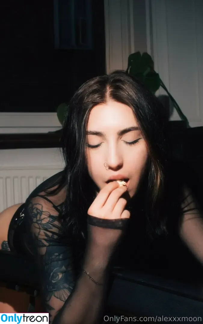 alexxxmoon nude photo #0003 (alexxxmoon)