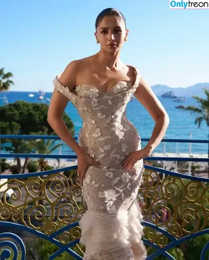 Alia Bhatt / aliaa08 / aliaabhatt nude photo #0123