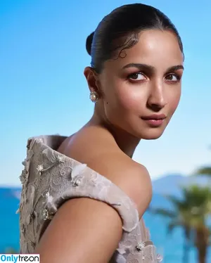 Alia Bhatt / aliaa08 / aliaabhatt nude photo #0125
