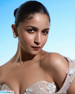 Alia Bhatt / aliaa08 / aliaabhatt nude photo #0126