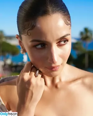 Alia Bhatt / aliaa08 / aliaabhatt nude photo #0127