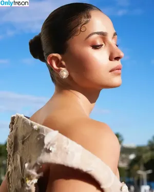 Alia Bhatt / aliaa08 / aliaabhatt nude photo #0128
