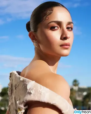 Alia Bhatt / aliaa08 / aliaabhatt nude photo #0130
